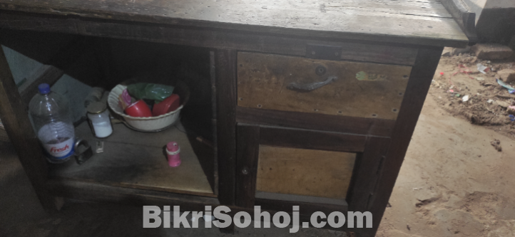 দোকানের ক্যাশ টেবিল